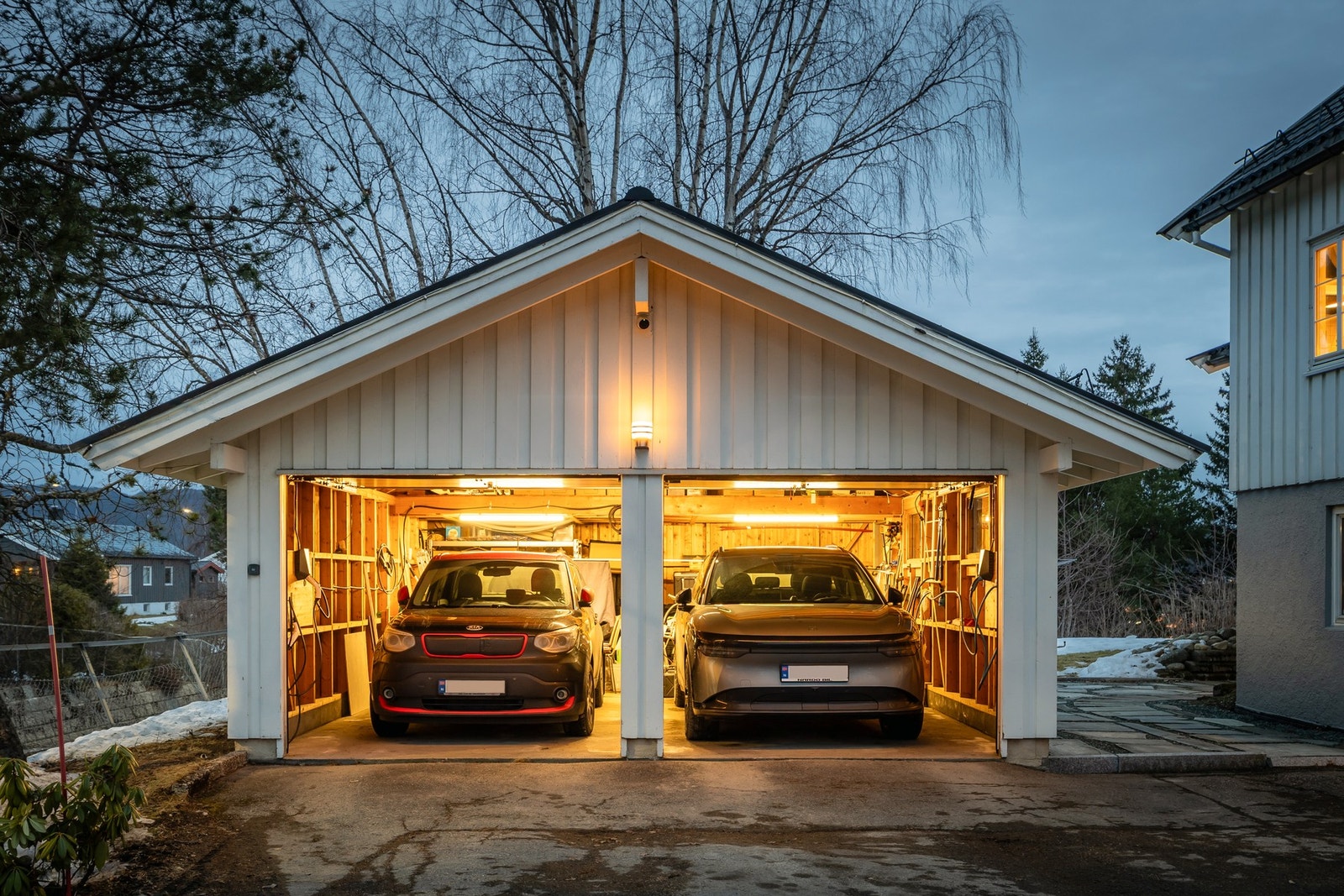 Boligen har en stor dobbelgarasje, samt egen garasje tilhørende huset. Moderne, elektriske porter, samt 2 ladere for el-bil. Galleribilde