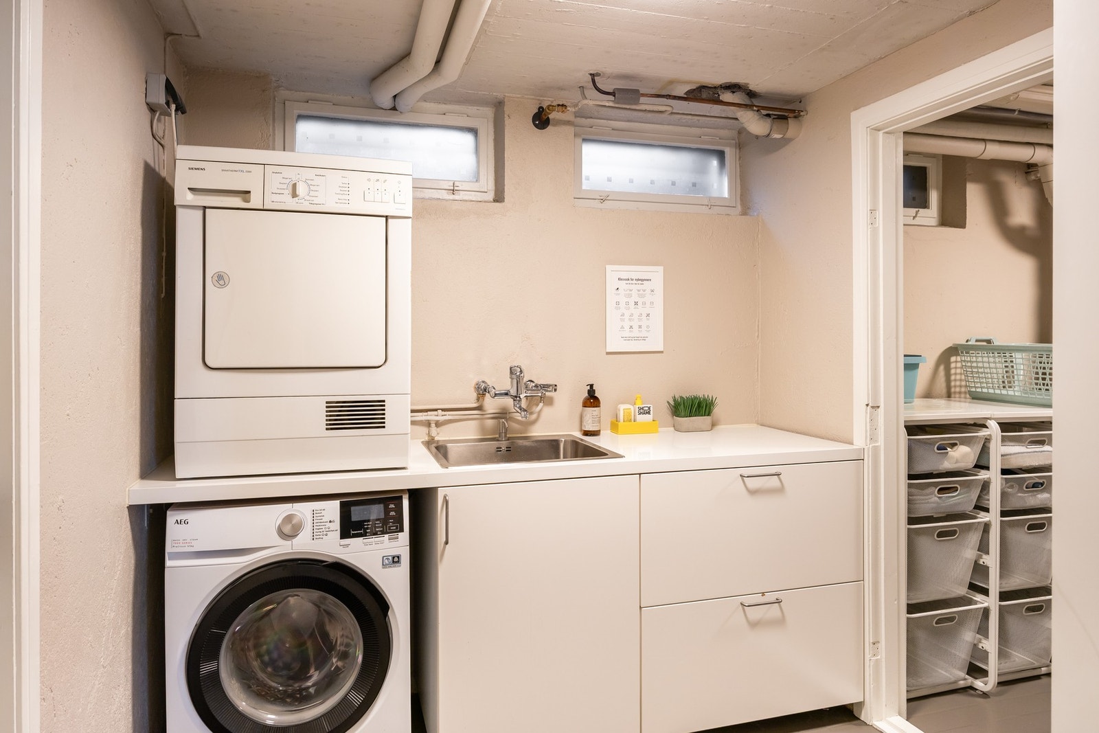 I store hus, er det veldig praktisk meg egne vaskerom. Rett innenfor er det tekniske rommet, og en stor bod. Galleribilde