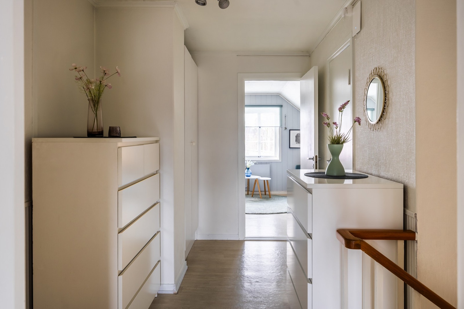 Andre etasjen har 2 store soverom, gang, bod og store kneloft - Veldig god plass for oppbevaring. Galleribilde