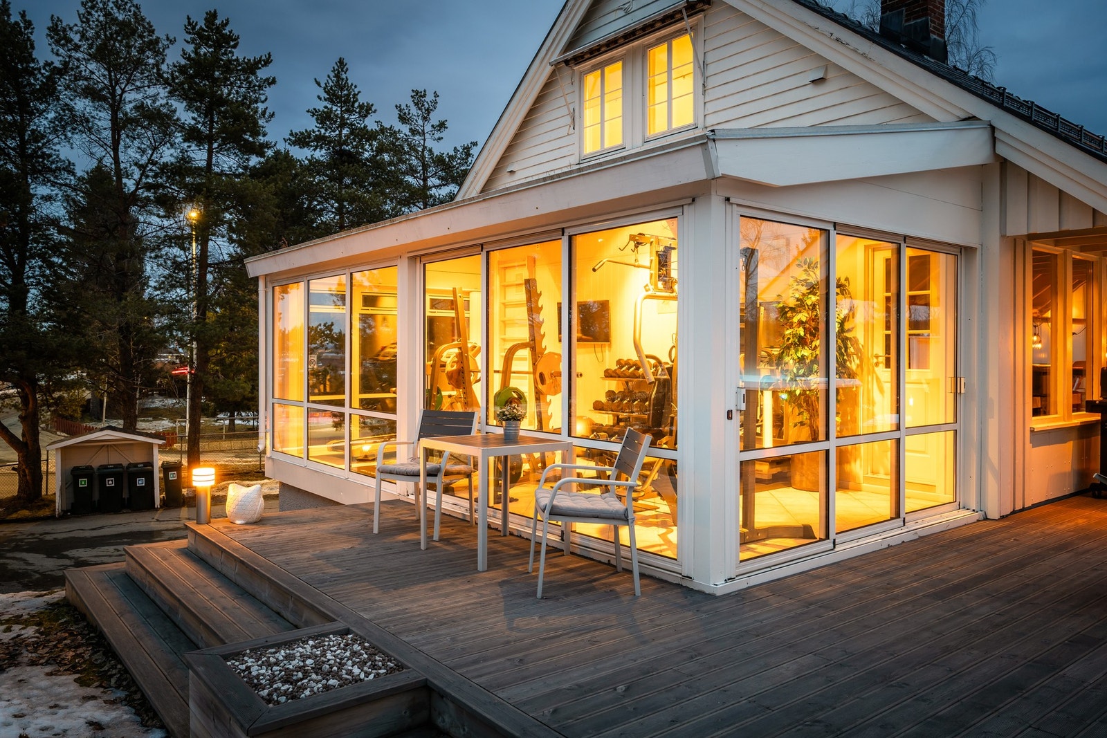 Terrassen er på hele 95 kvm. og strekker seg rundt ca. halve huset. Galleribilde