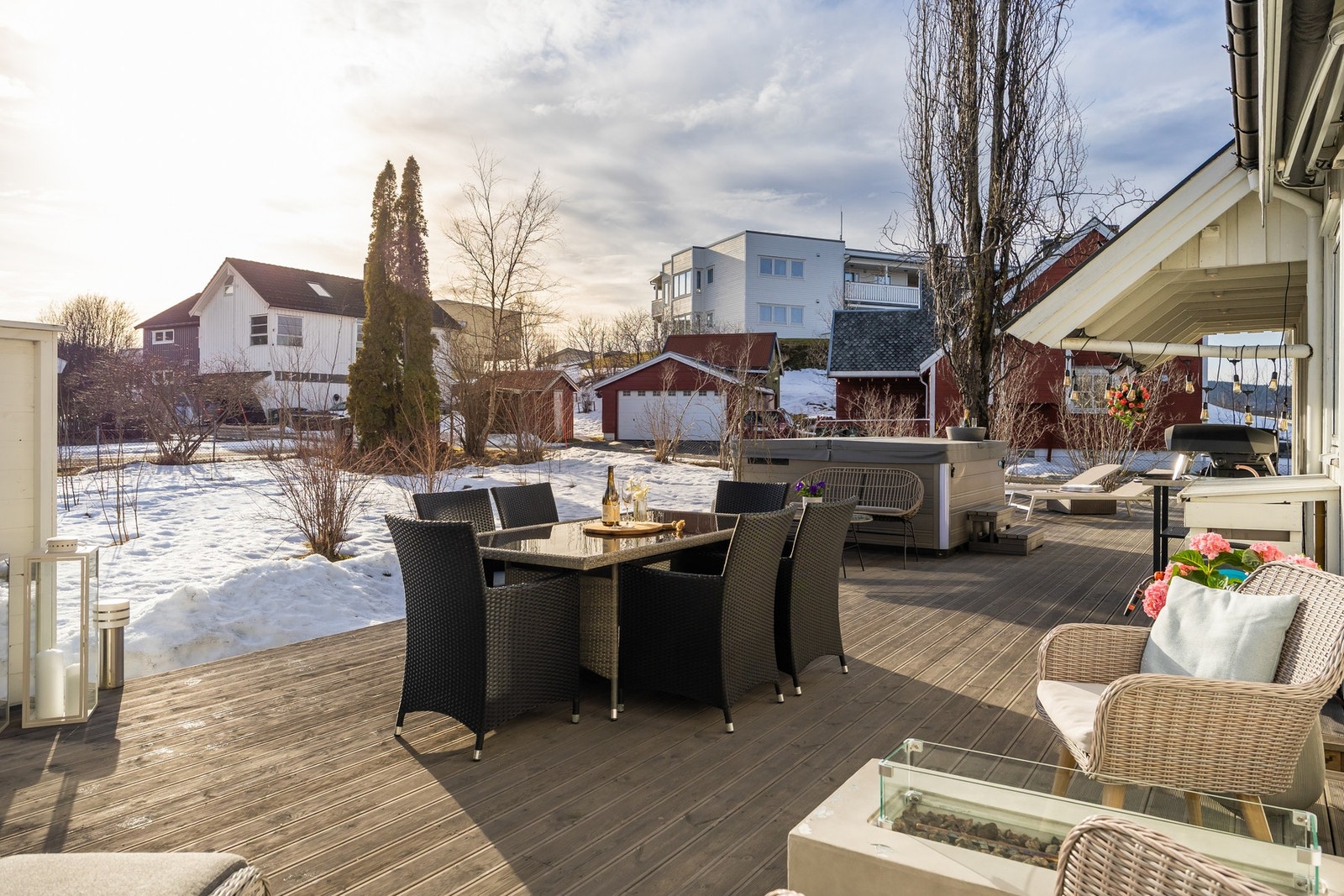 Terrassen har dekke av Møre Royal og er på hele 95 kvm. Galleribilde