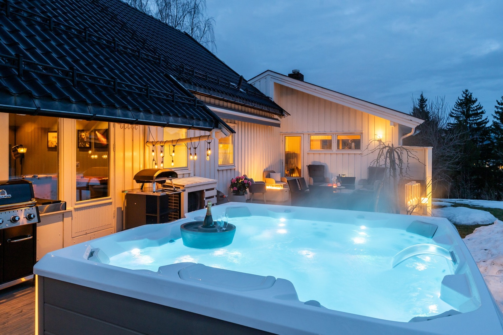 Jacuzzien har lys både inn- og utvendig. Galleribilde