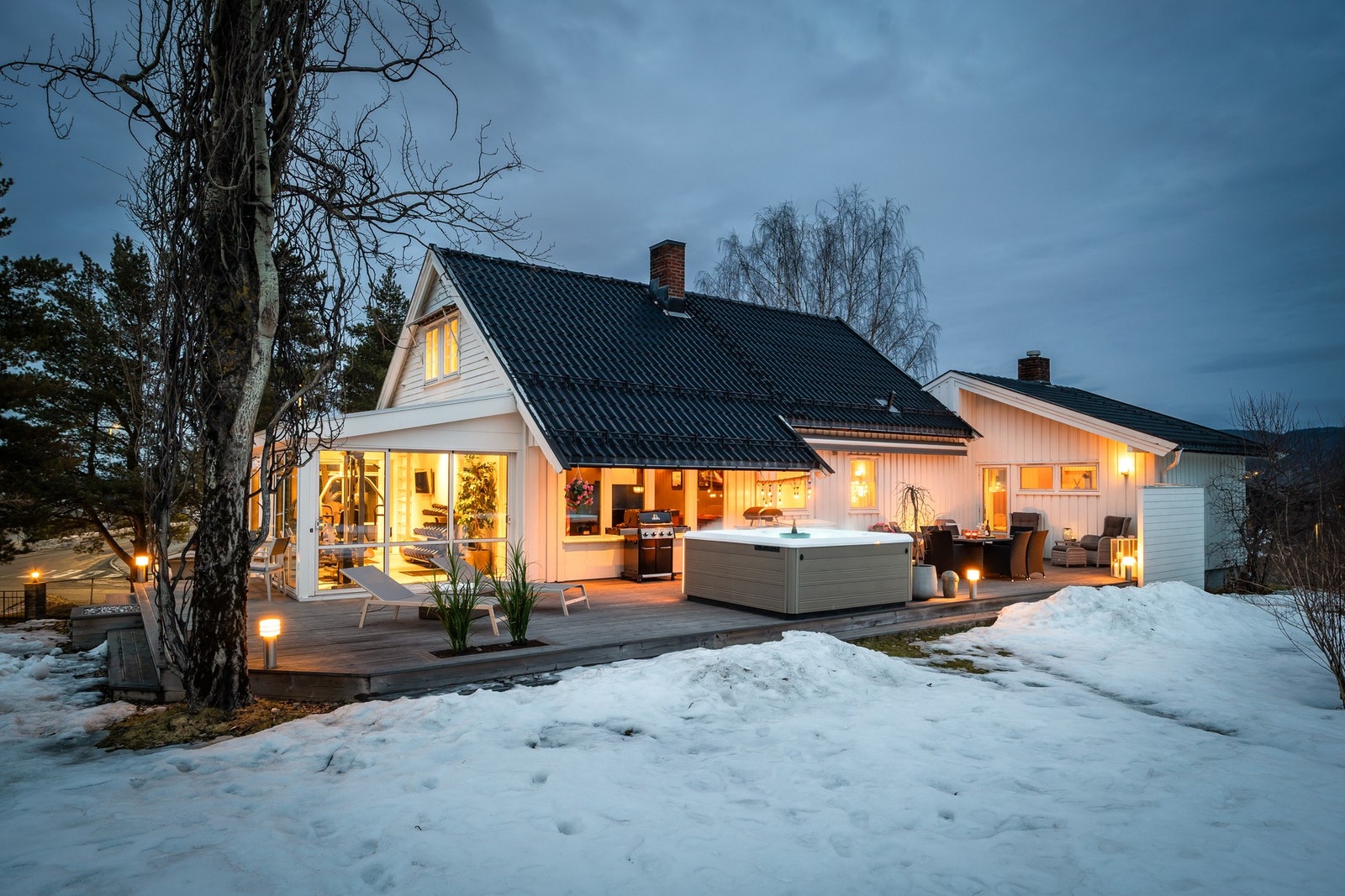 Eiendommen har store og solrike utearealer, hvor man kan nyte solen hele dagen. Galleribilde