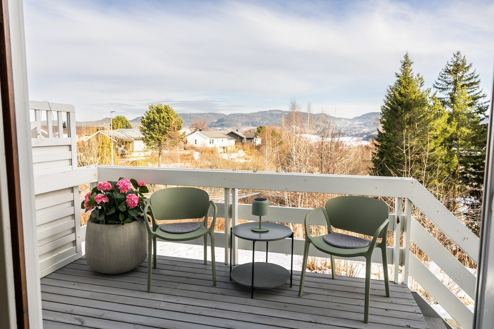 Boligen ligger på et høydedrag, med flott utsikt om områdene rundt. Galleribilde