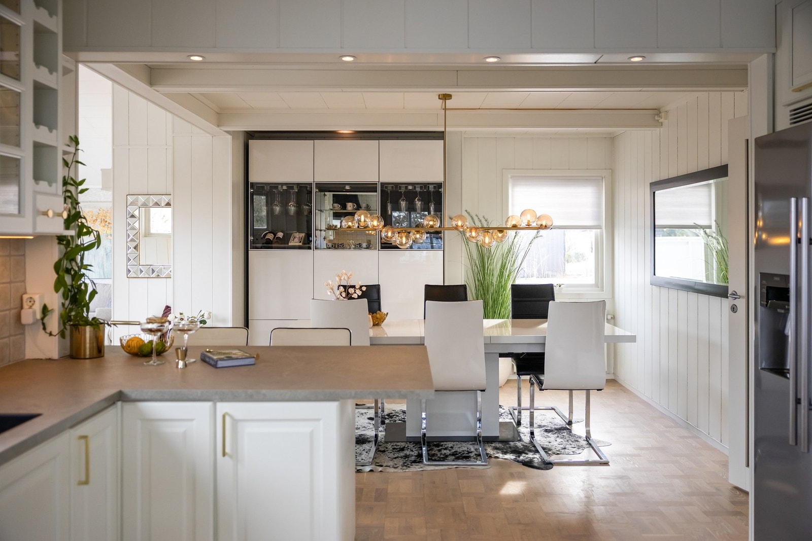 Barløsningen som skiller kjøkken fra spisestuen har vært en flott plass for ungene å gjøre lekser mens middagen forberedes. Galleribilde