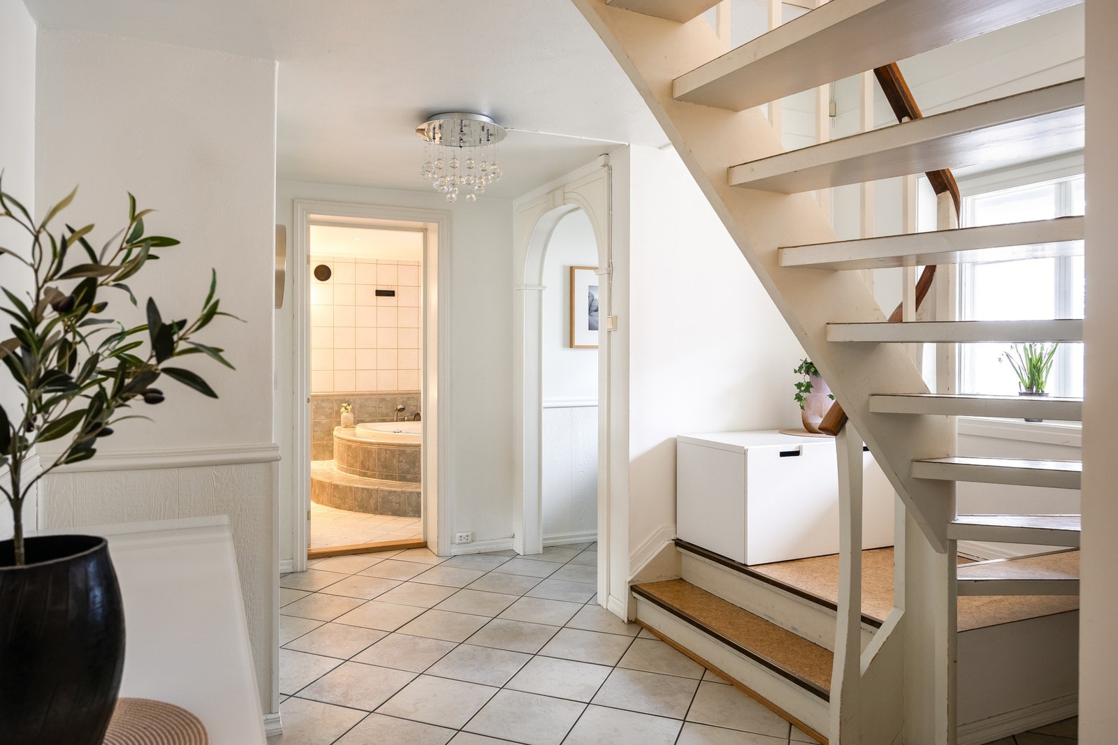 Hallen er flislagt og med vannbåren varme i gulv. Rommet er på 13,5 kvm. God plass til oppbevaring av yttertøy. Galleribilde