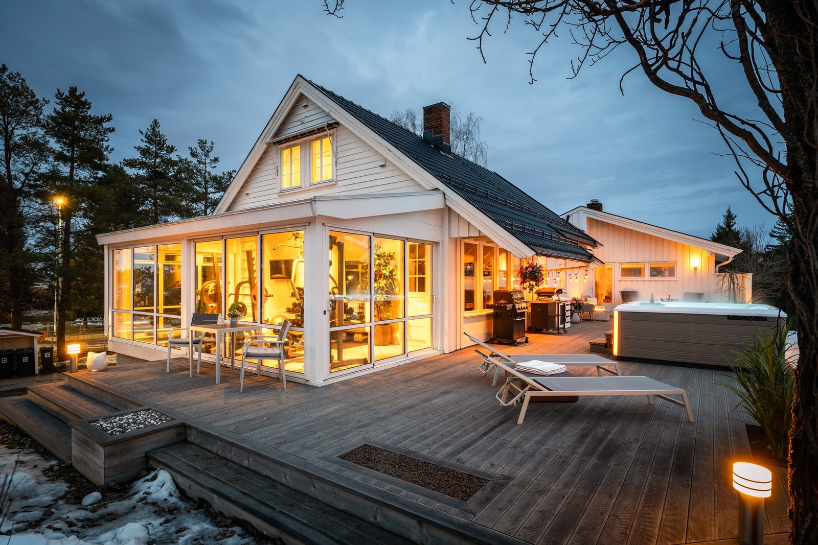 Velkommen til Øvre Sjetnehaugan 17 - En meget stor, innholdsrik og familievennlig enebolig med ypperlig beliggenhet. Foto: Stian Hatling Galleribilde