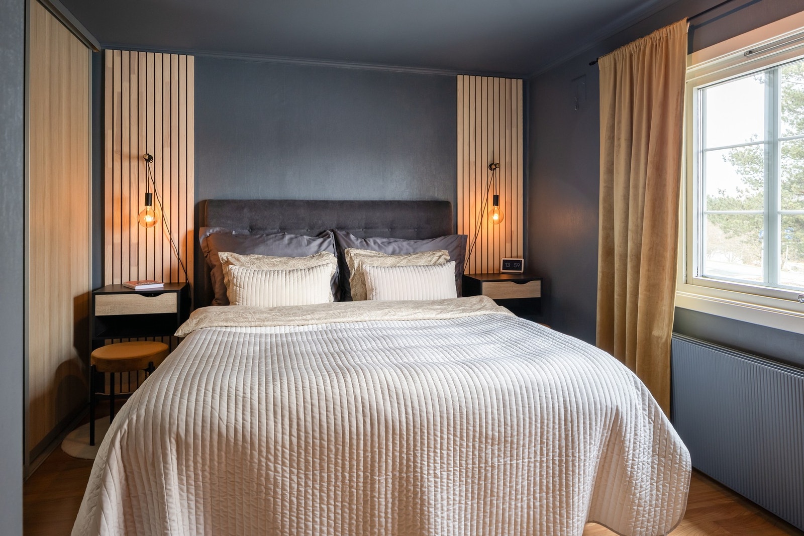 God plass til nattbord på begge sider. Galleribilde