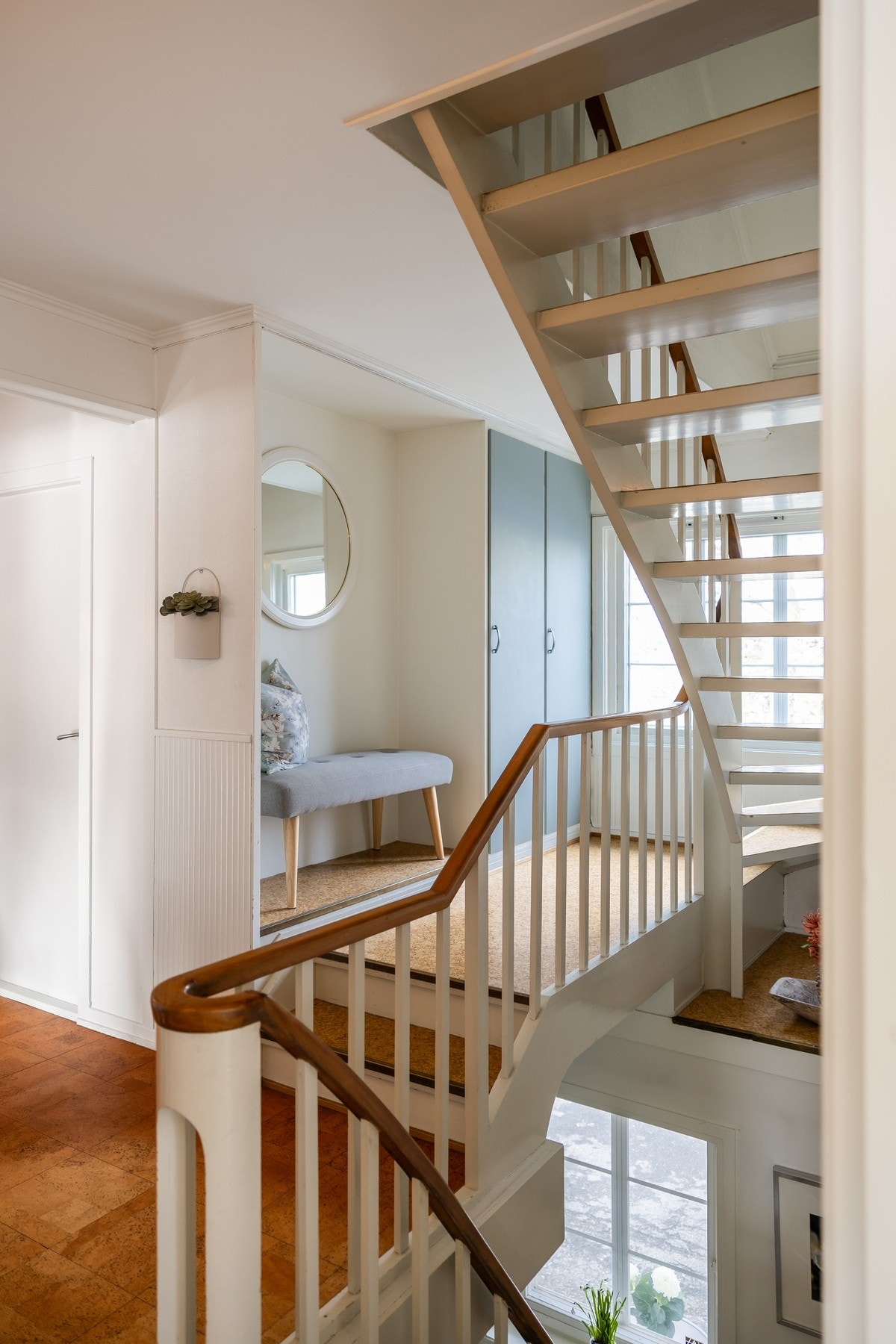 Hallen i etasjen er på 13,5 kvm. med god plass til oppbevaring. Galleribilde