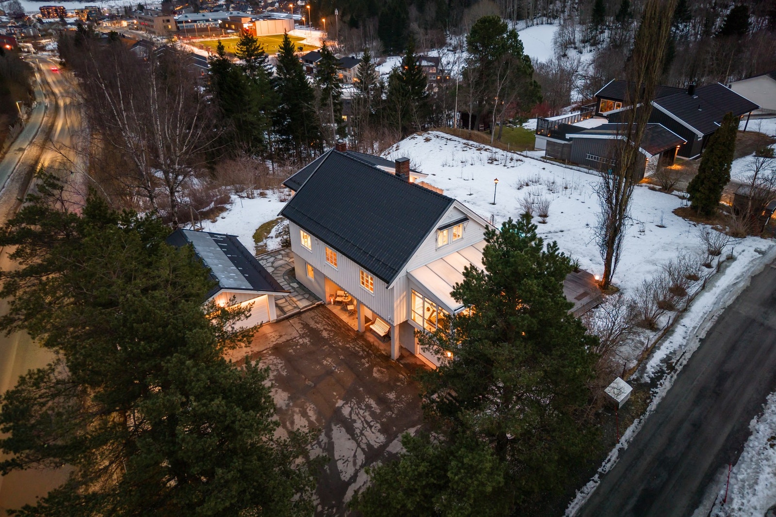 Tomten er på nesten 1 mål (950kvm.) Flat og fin hage, samt romslig gårdsplass. Galleribilde