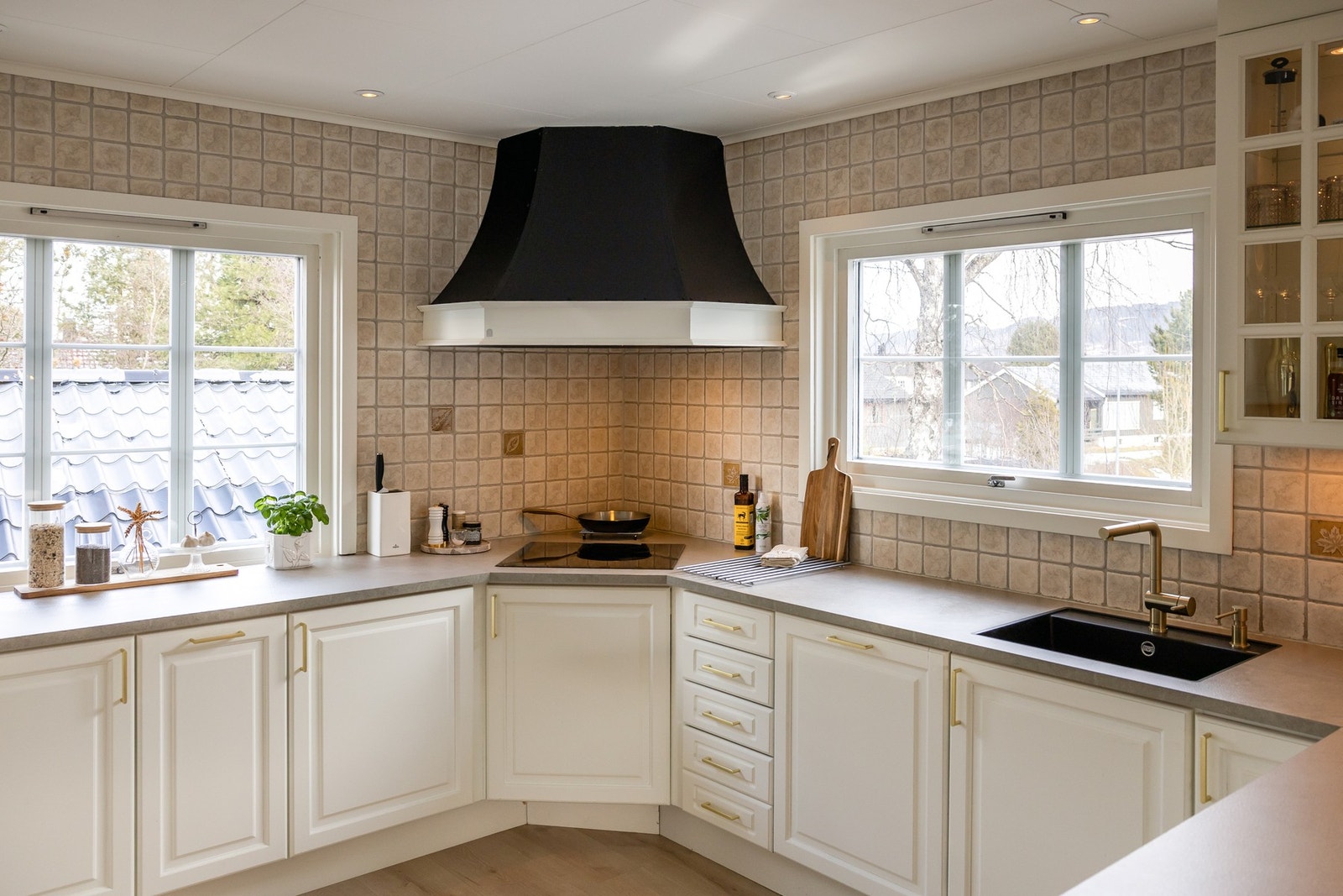 Kjøkkenet er på 12,3 kvm. Med store og fine arbeidsplasser, godt med oppbevaring samt fin utsikt. Galleribilde