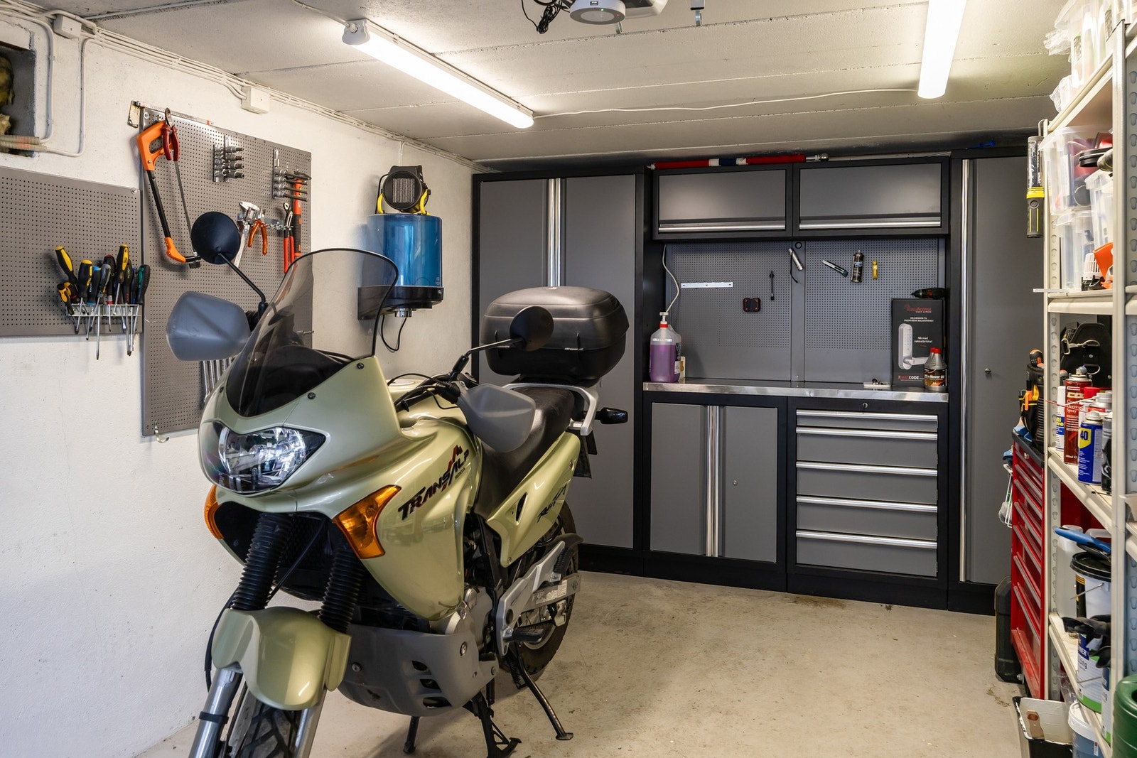 Garasjen i huset er innredet som hobbyrom. Galleribilde