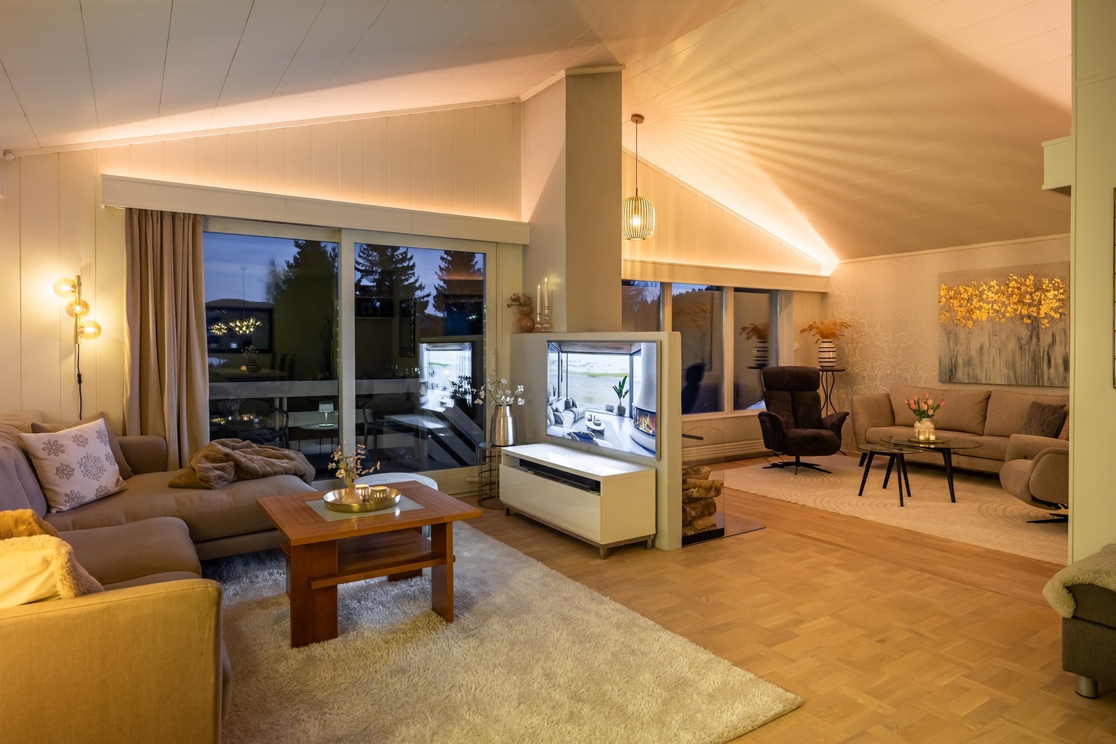 Stuerommet er på hele 50,8 kvm. Herifra har man 2 utganger til boligens uteområder. Galleribilde