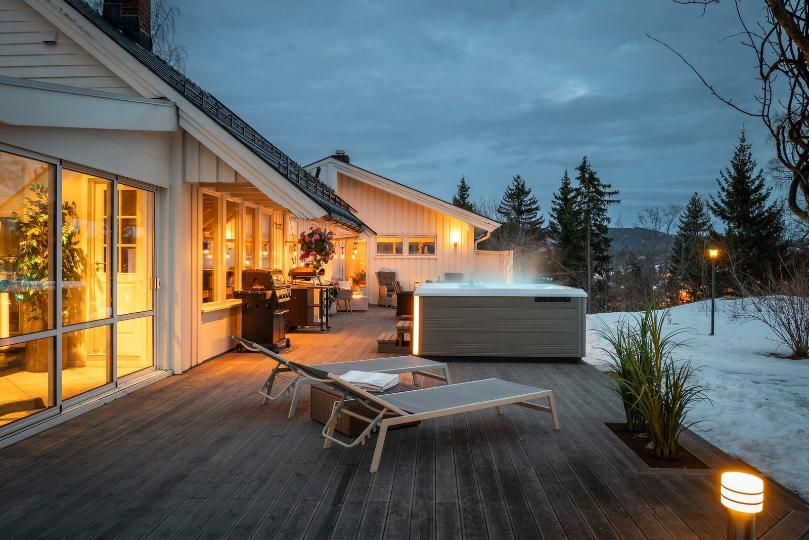 Den er syd/vestvendt med utgang fra 4 punkter i huset. Nybeiset i 2025, og dekket er av eksklusiv Møre Royal. Galleribilde