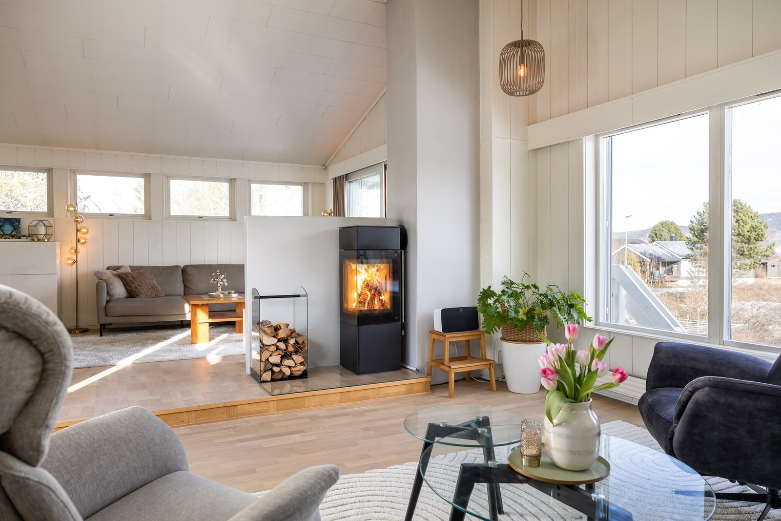 Moderne vedovn. Huset har også luft til vann varmepumpe for oppvarming. Galleribilde