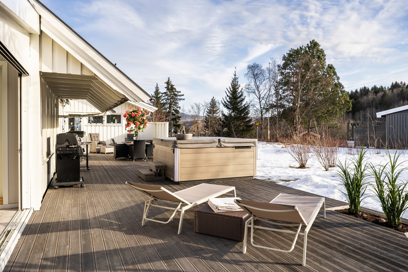 Jacuzzien medfølger som nevnt salget. Galleribilde