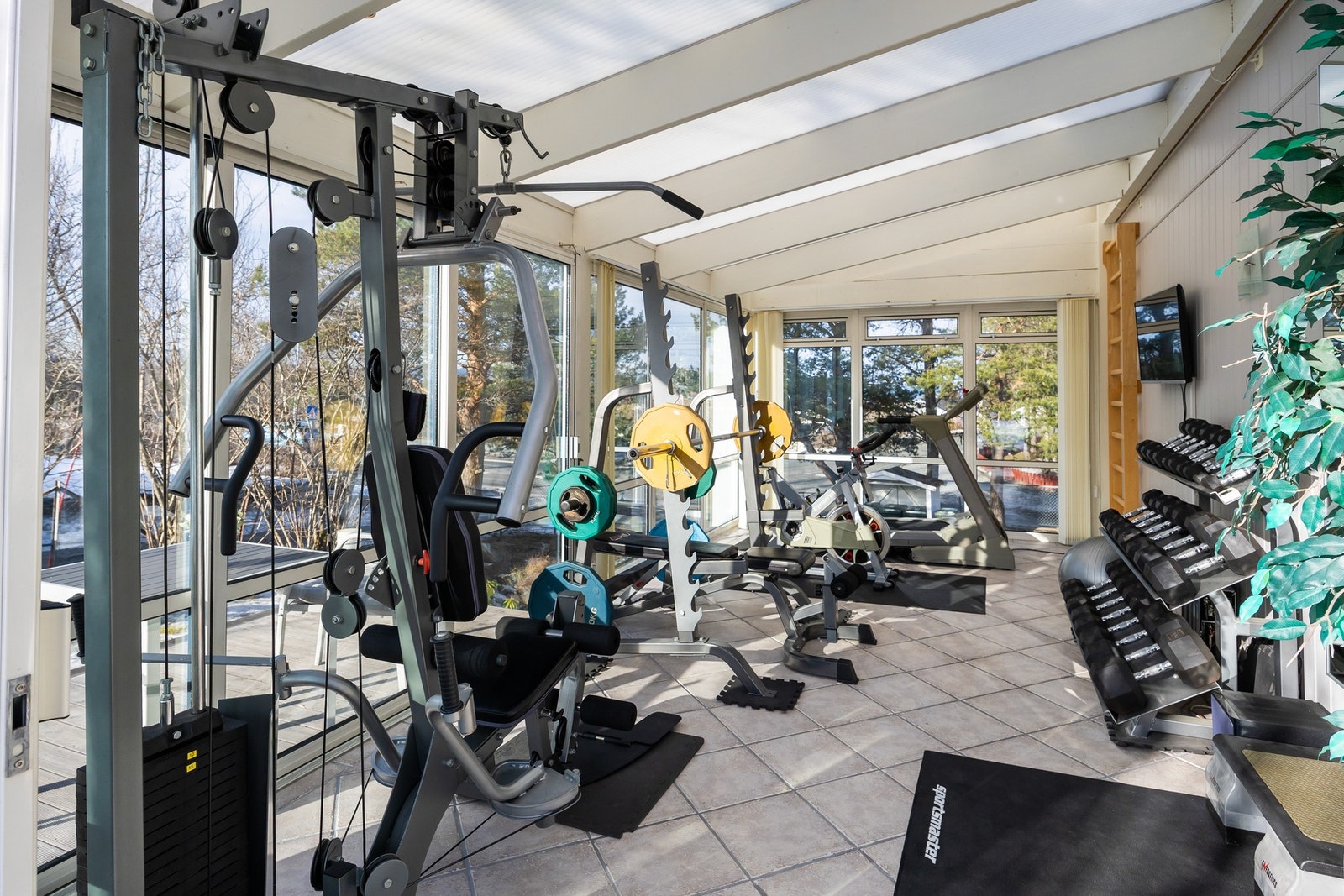 Den er på 21 kvm. Flislagt med varme i gulv. Galleribilde