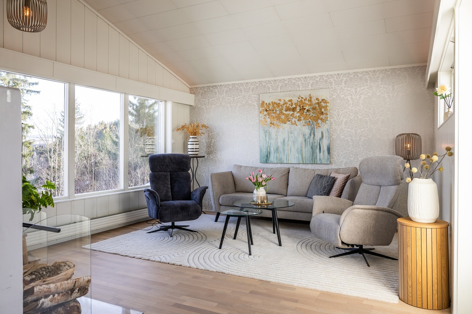 Fra vinduene er det en veldig fin utsikt over nærområdet. Vinduene har som nevnt, elektriske screens for solskjerming. Galleribilde