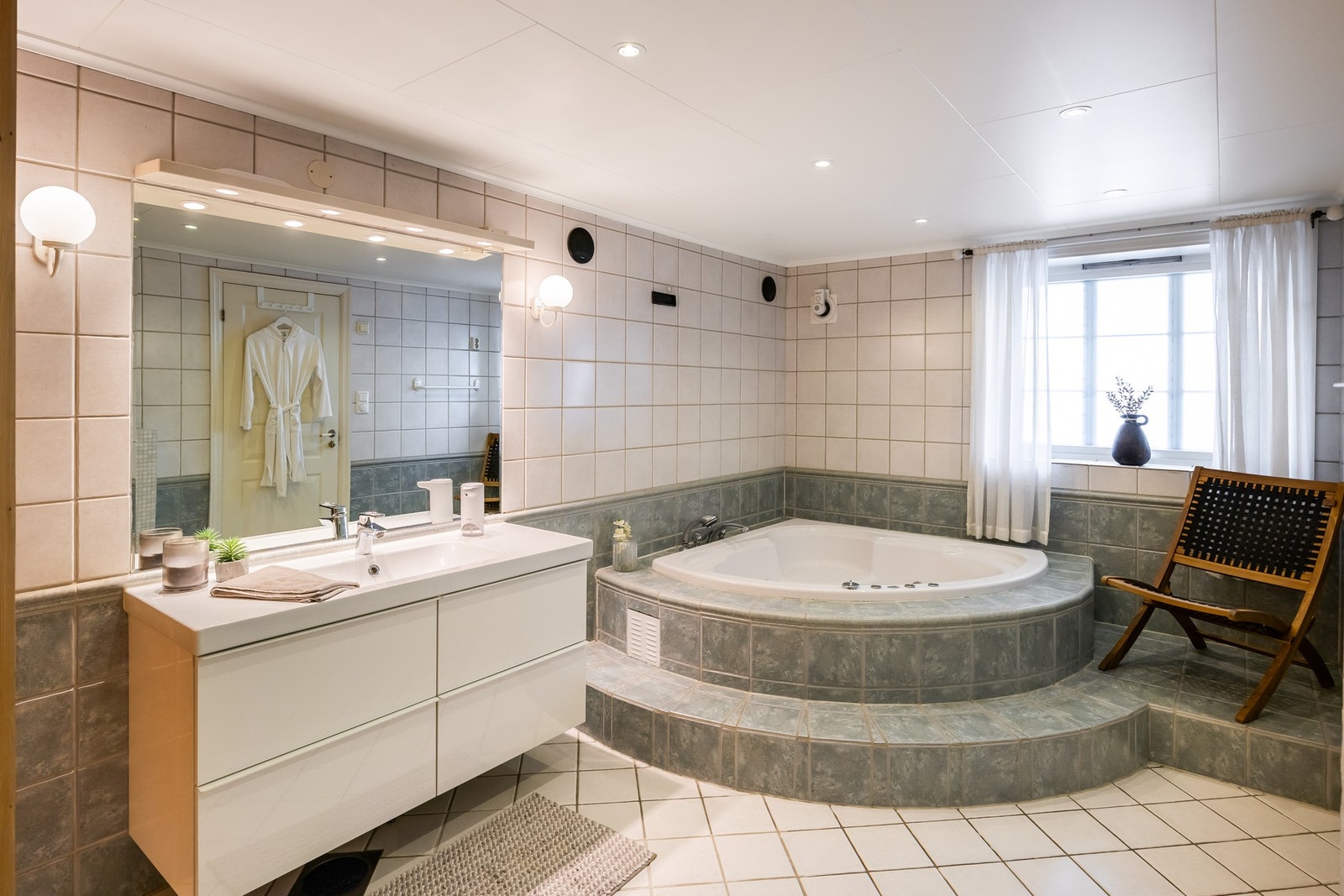 Badet er på hele 13 kvm. Galleribilde