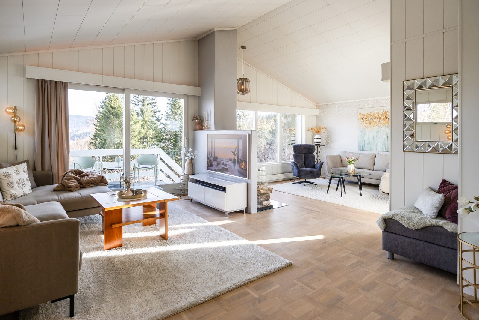 Stuerommet er som nevnt på hele 37 kvm. Vinduene til venstre i bildet er byttet i 2026. Galleribilde