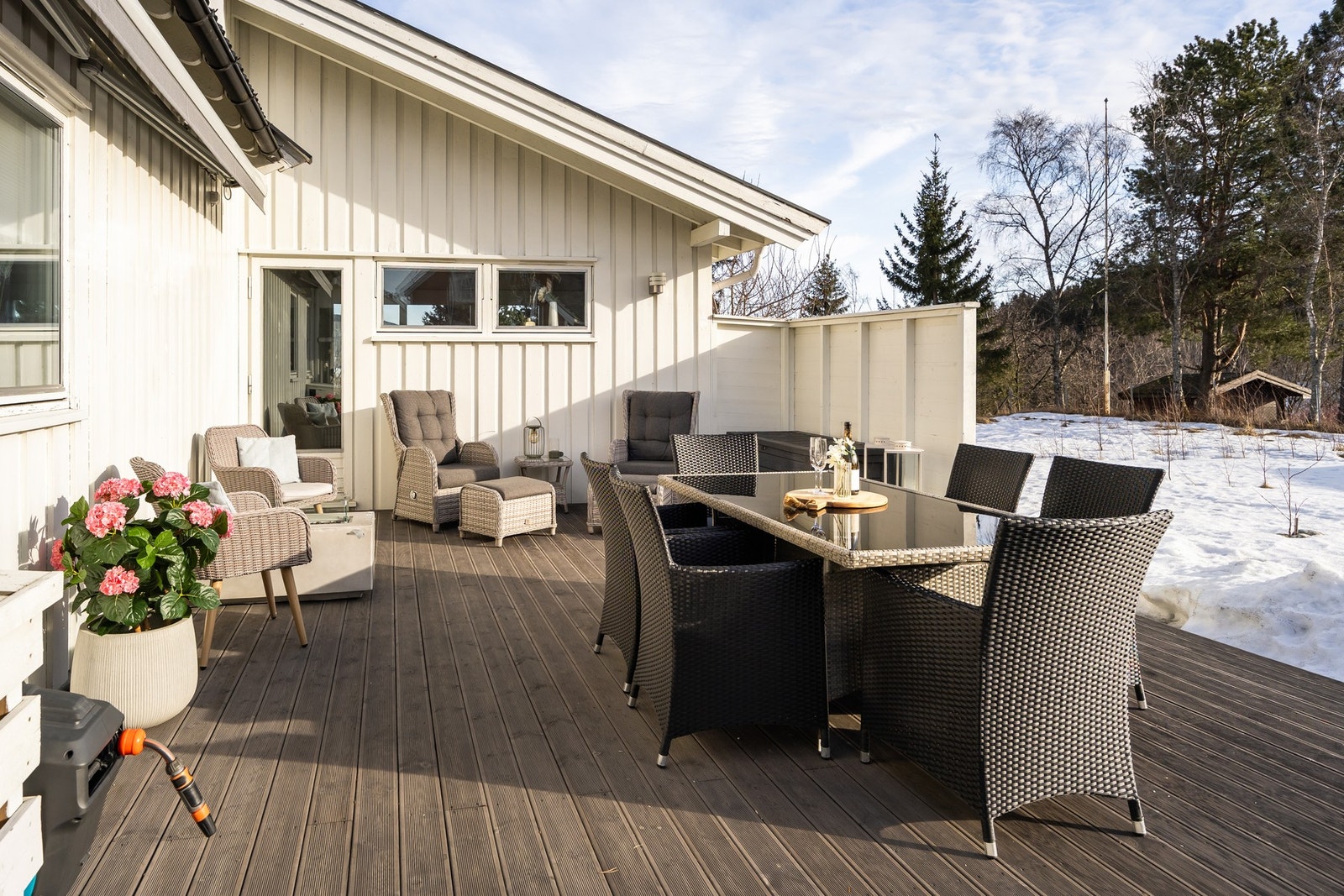 Her har man plass til det man ønsker av forskjellige utemøblement. Galleribilde