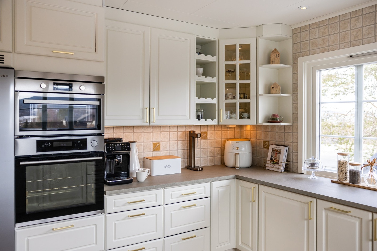 Stekeovn og mikro i arbeidshøyde. Galleribilde