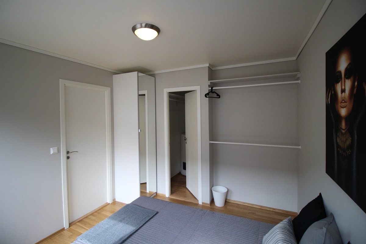 Soverom med oppgeng til tøy og garderobeskap samt inngang til bod Galleribilde