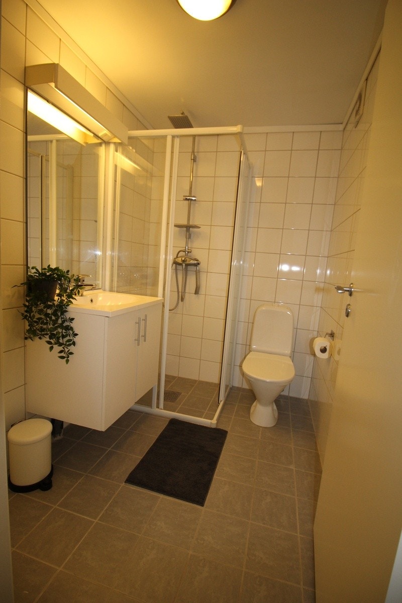 Bad med varme igulv og vaskemaskin/tørketrommel Galleribilde