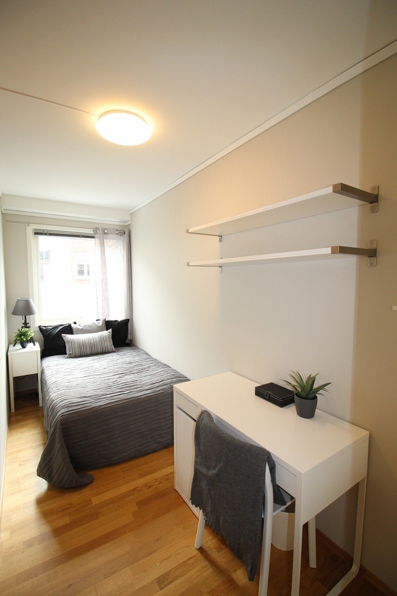 Soverom 2 med 120cm seng, nattbord, hyller og skrivebord Galleribilde