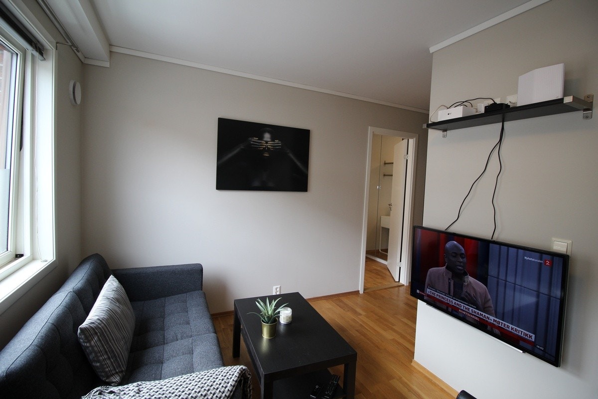 Stue med TV på vegg Galleribilde