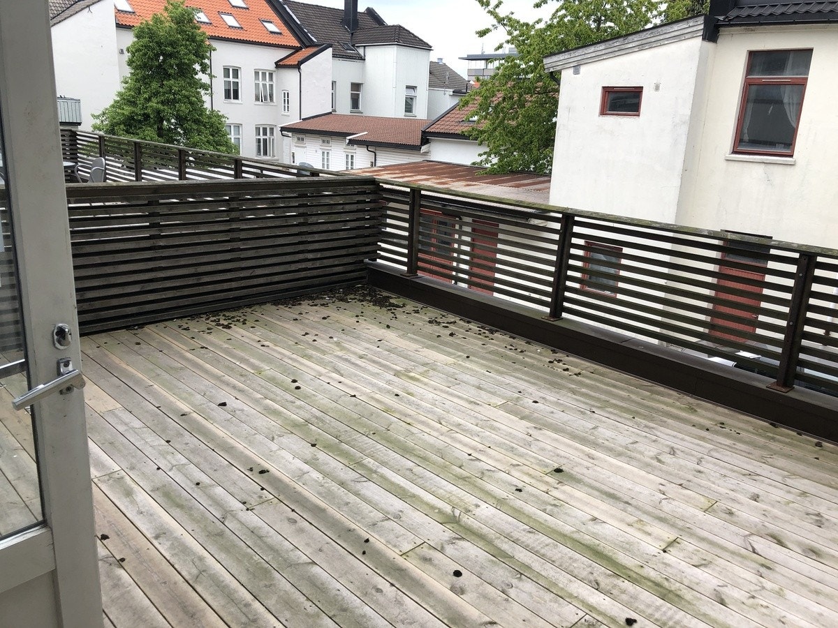Terrasse mot bakgård som deles med en annen leilighet. Galleribilde