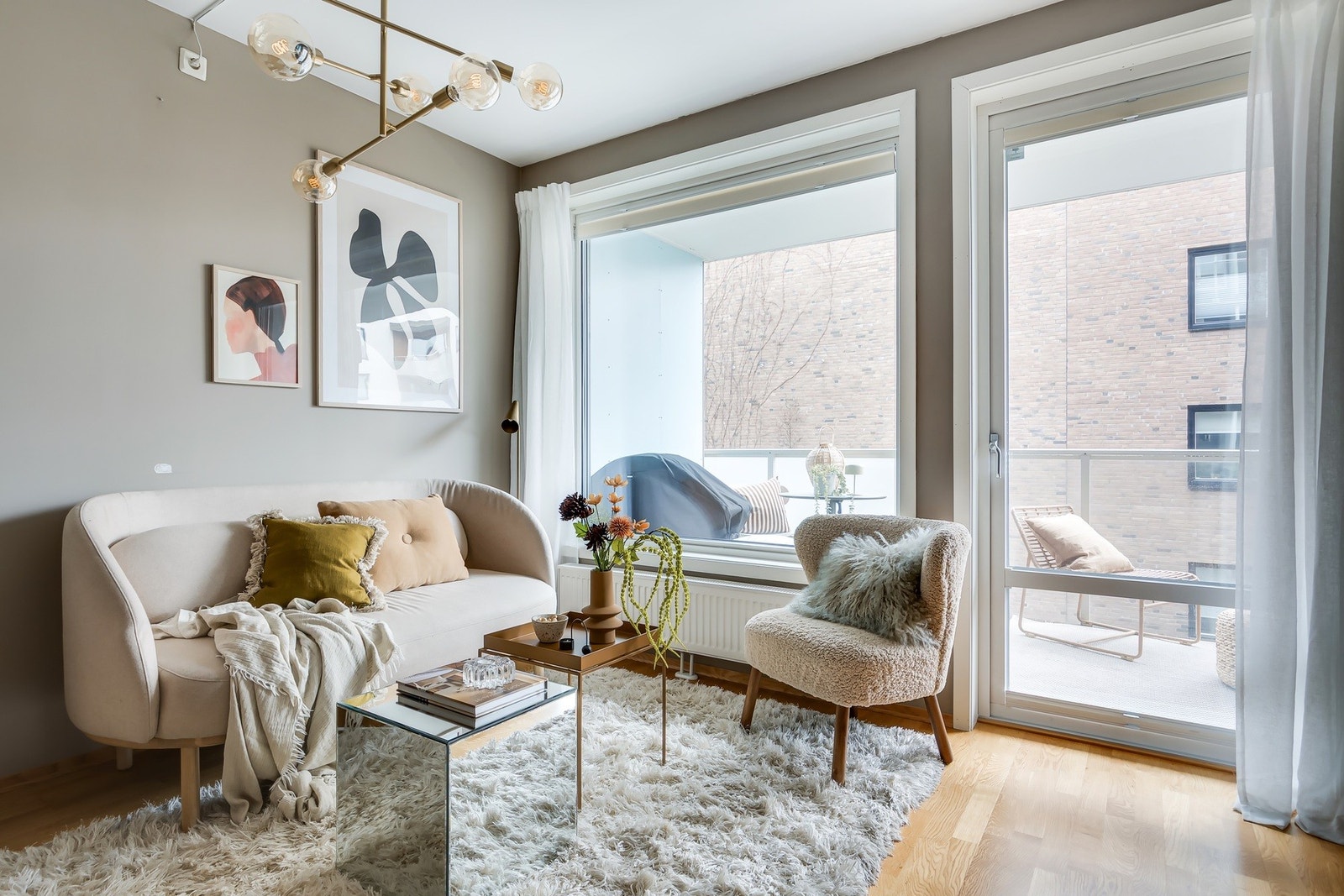 Lys og hyggelig stue med store vindusflater som slipper inn rikelig med naturlig lys og gir en luftig romfølelse Galleribilde