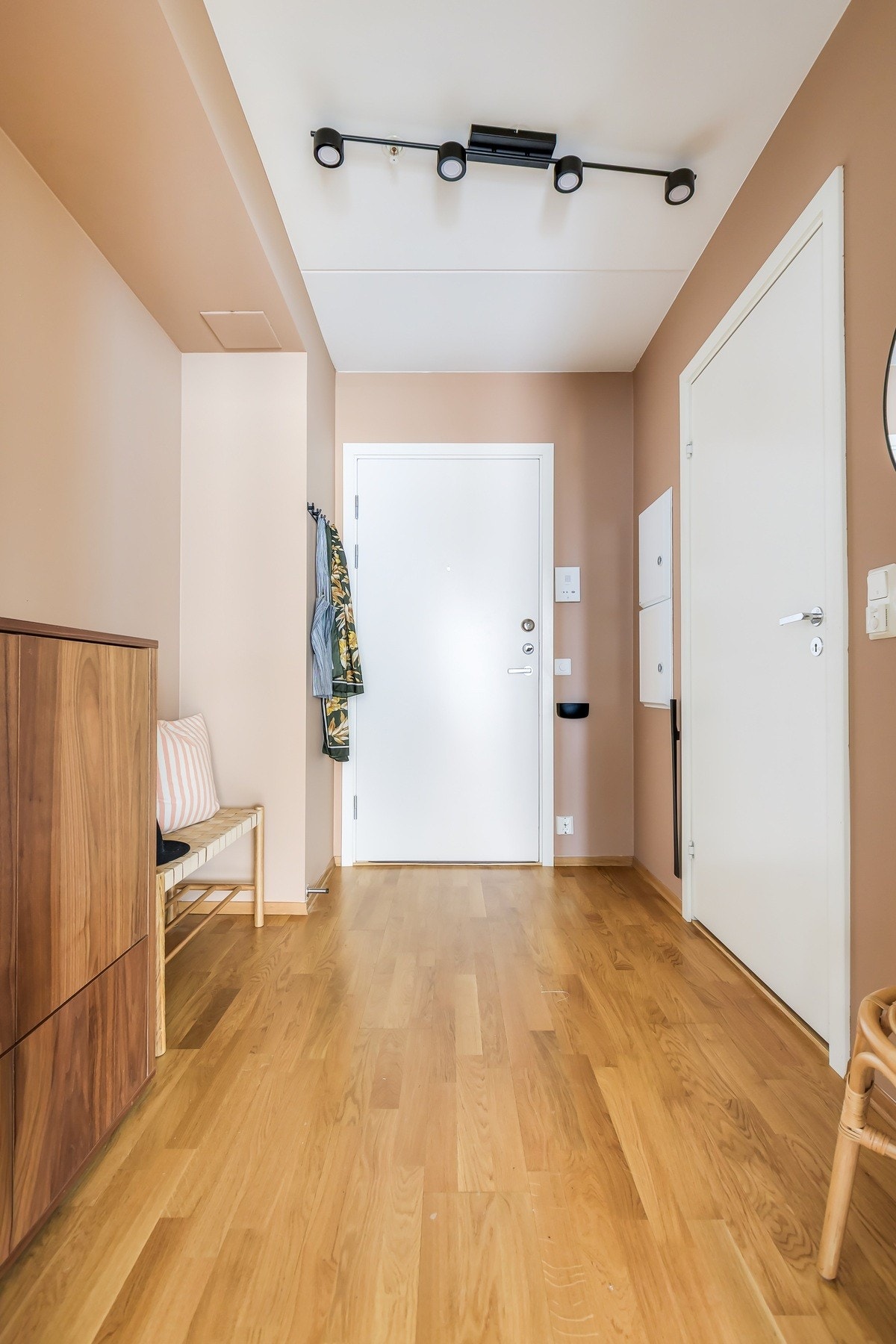 Innbydende entré med god plass til å henge fra seg yttertøy og sette fra seg sko. Dør-calling med åpner gjør det enkelt å ta imot gjester Galleribilde