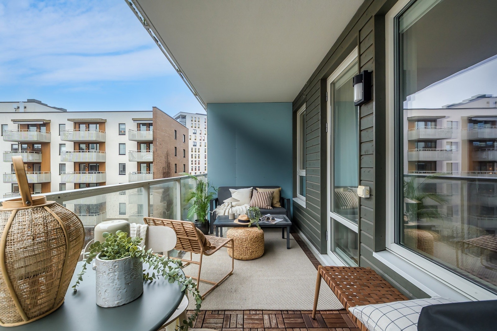 Vestvendt balkong på ca. 10 kvm - en fin forlengelse av oppholdsrommet. Det er tillatt med gass- og elektrisk grill Galleribilde