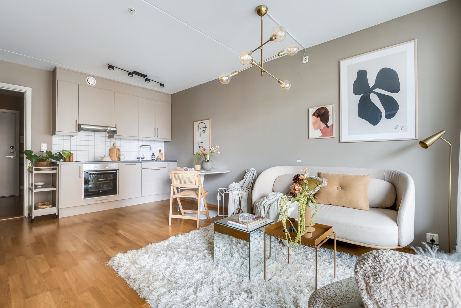 Stuen har god plass til både sofagruppe og spiseplass Galleribilde