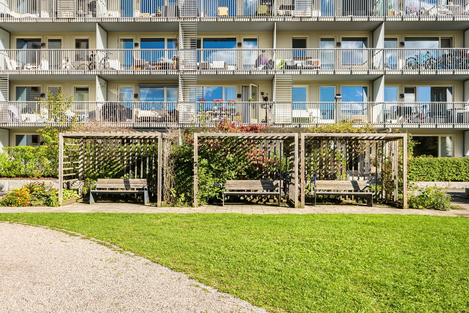 Grønne og velstelte fellesområder med hyggelige sitteplasser Galleribilde