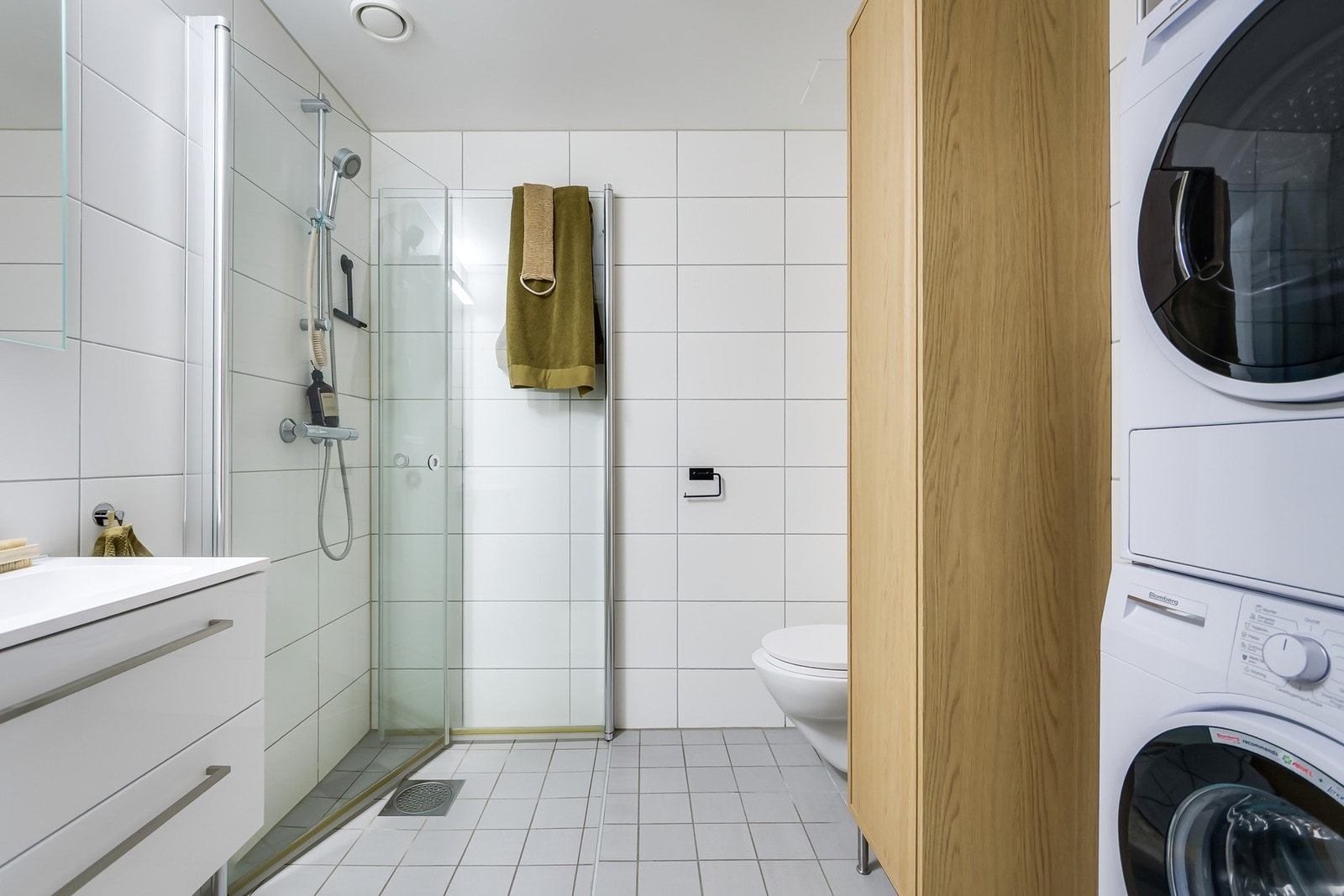 Flislagt bad med elektriske varmekabler i gulv. Badet består av en SINTEF-godkjent prefabrikkert våtromskabin fra byggeår Galleribilde