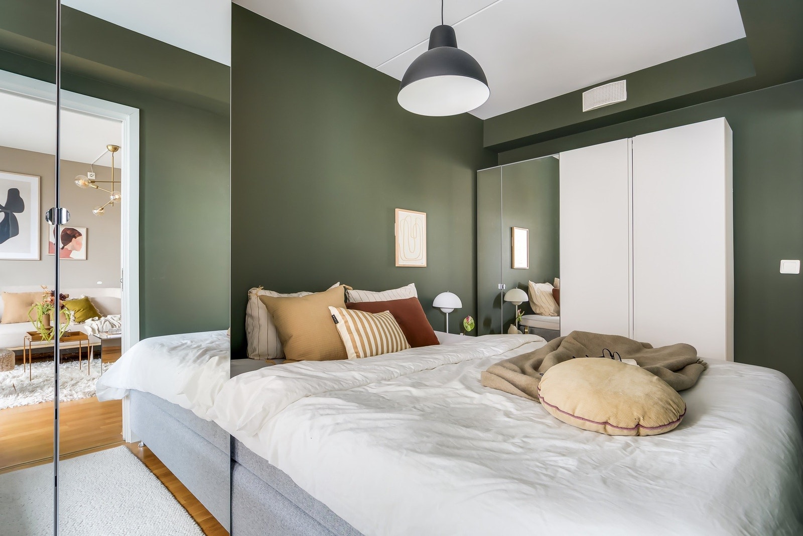 Rommet har garderobeskap med speilfronter som gir gode oppbevaringsmuligheter og bidrar til en luftig romfølelse Galleribilde