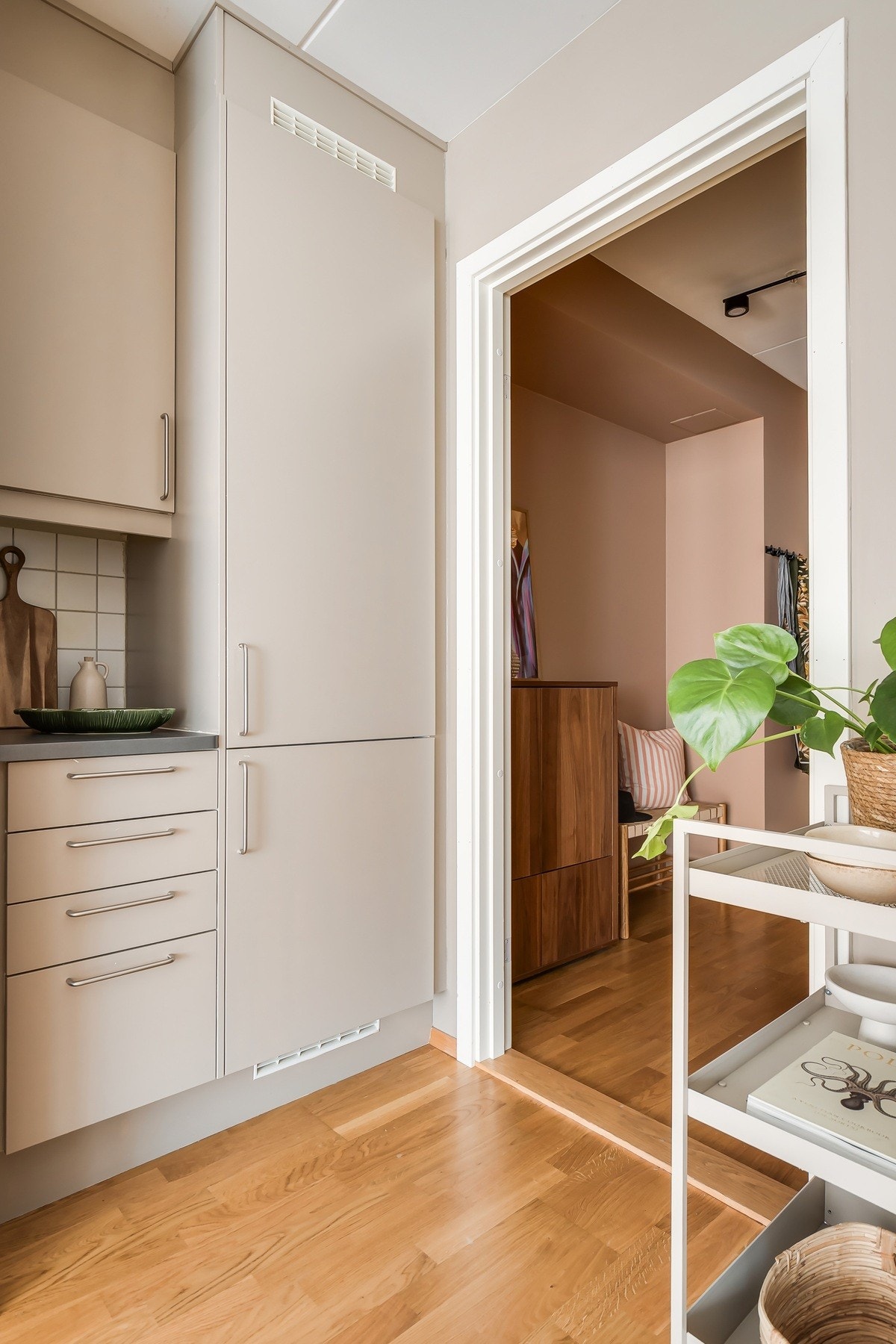 Kjøkkenet er utstyrt med integrerte hvitevarer bestående av stekeovn, platetopp, oppvaskmaskin og kjøleskap med fryser Galleribilde