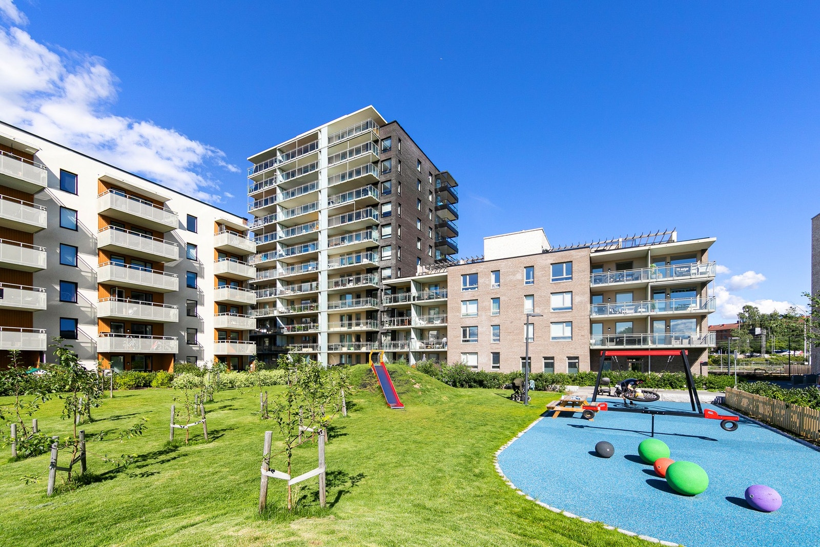 Pent opparbeidet fellesområde med lekeplass og gode utearealer for både store og små Galleribilde