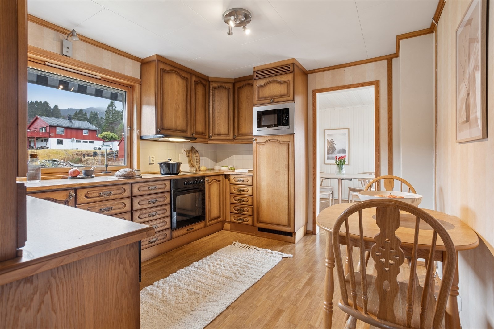 Kjøkkenet i første etasje har en klassisk innredning i profilert eik fra 1985, med god skapplass. Galleribilde