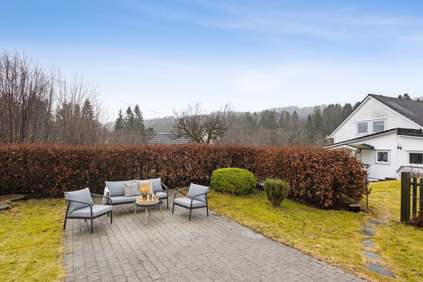 På sydvestsiden av huset ligger en solplass på ca. 27 m² med belegningsstein, lagt i 2020. Galleribilde