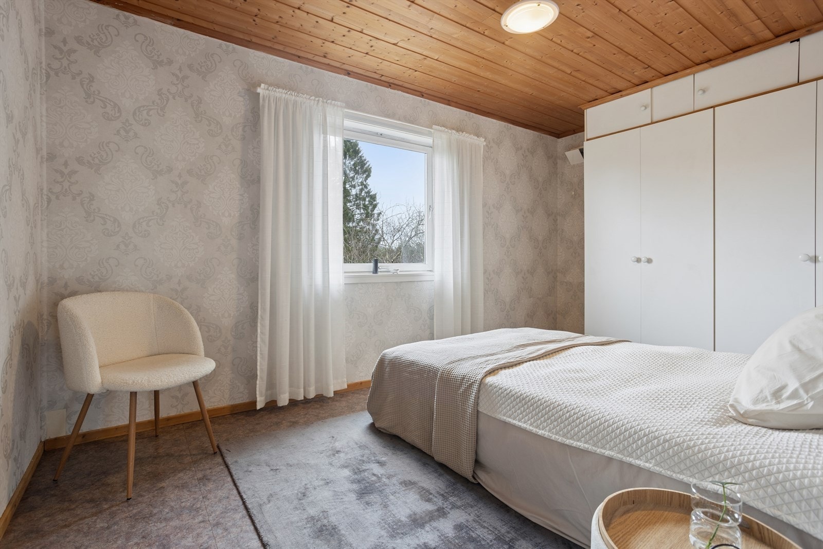 Soverommet i første etasje er på ca. 11,90 m² og har god plass til seng og garderobeløsning. Galleribilde