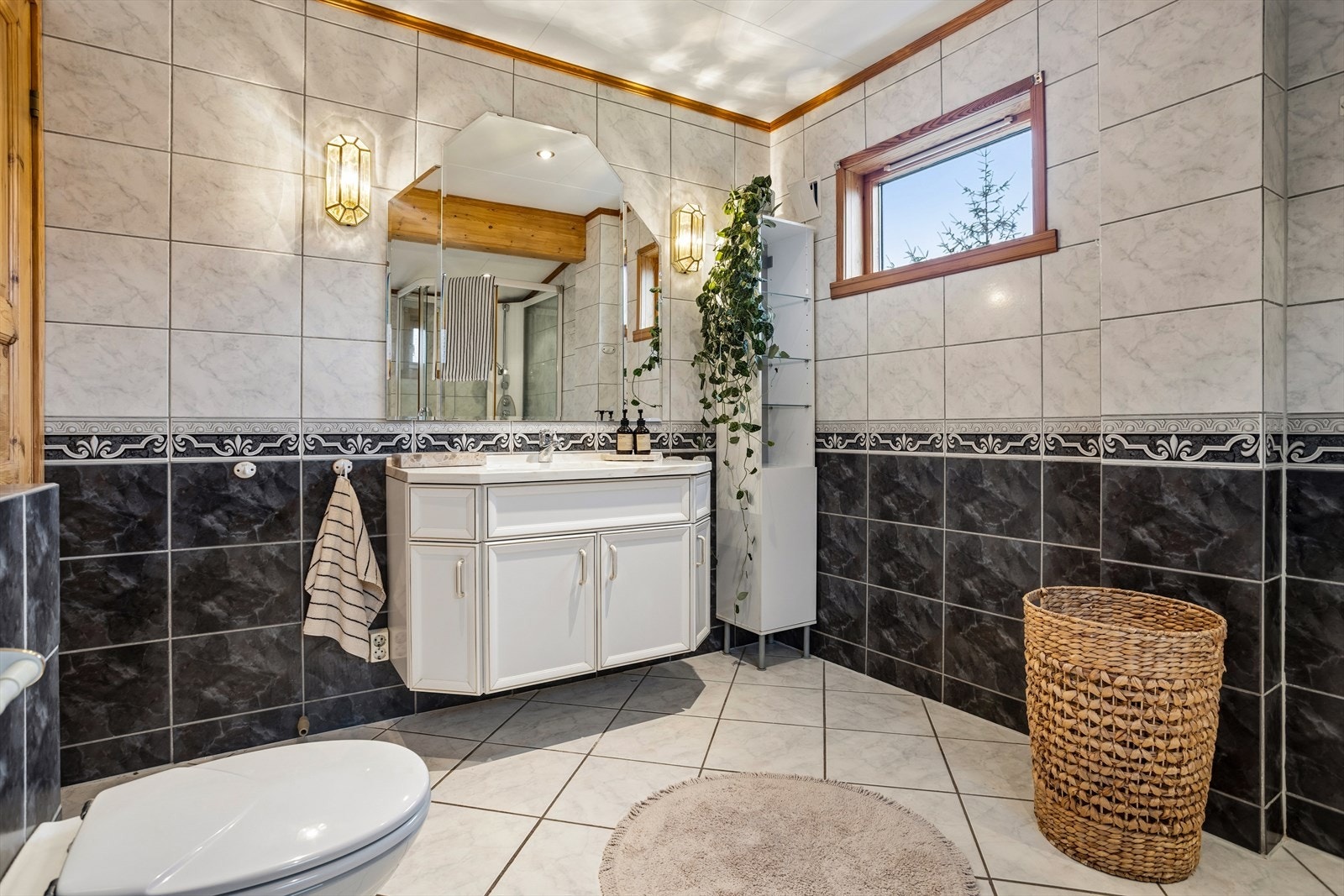 Helfliset bad og vaskerom på ca. 7,90 m², modernisert rundt 2000-2001. Galleribilde