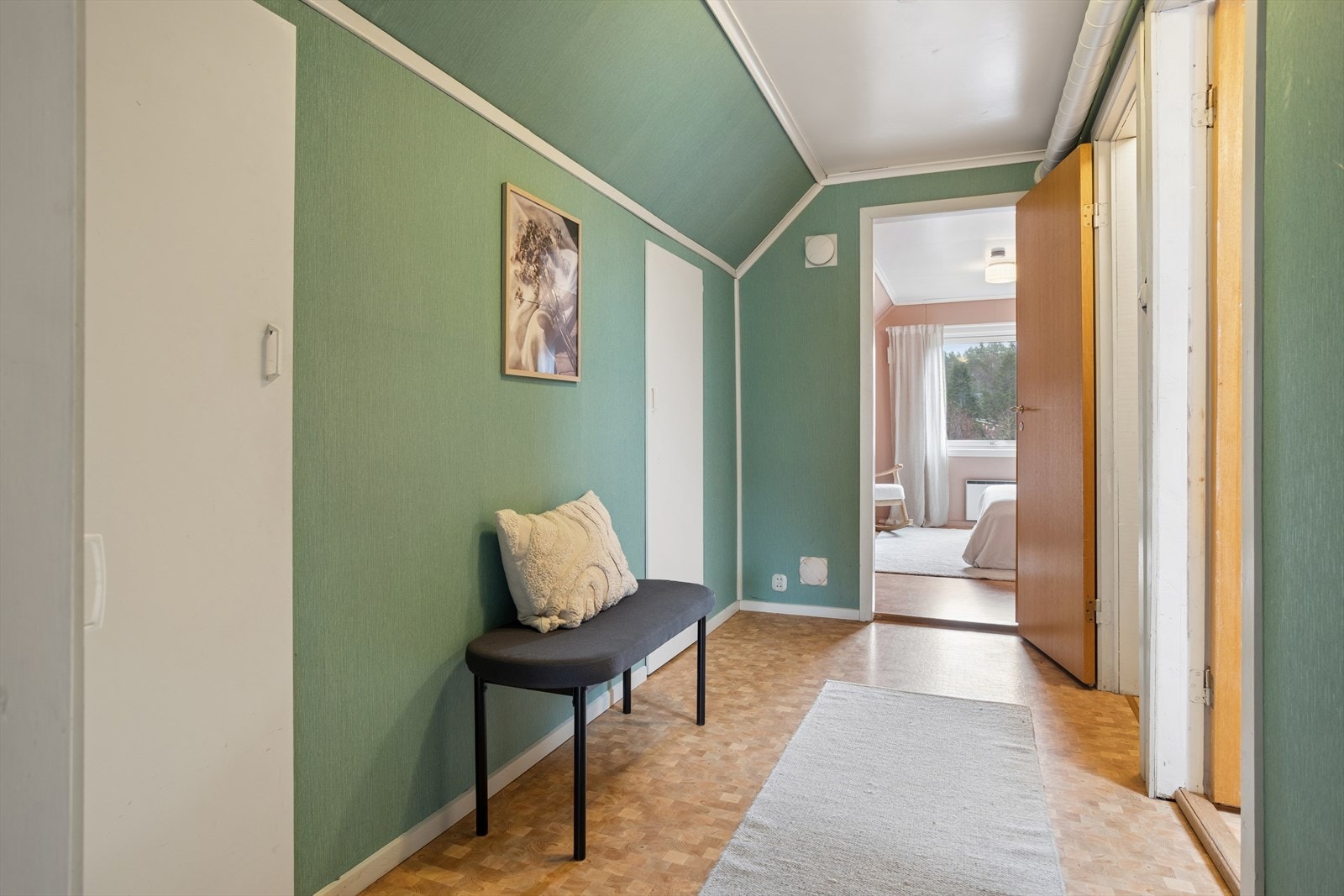 Gangarealet på loftet fordeler tilgangen til etasjens rom. Galleribilde