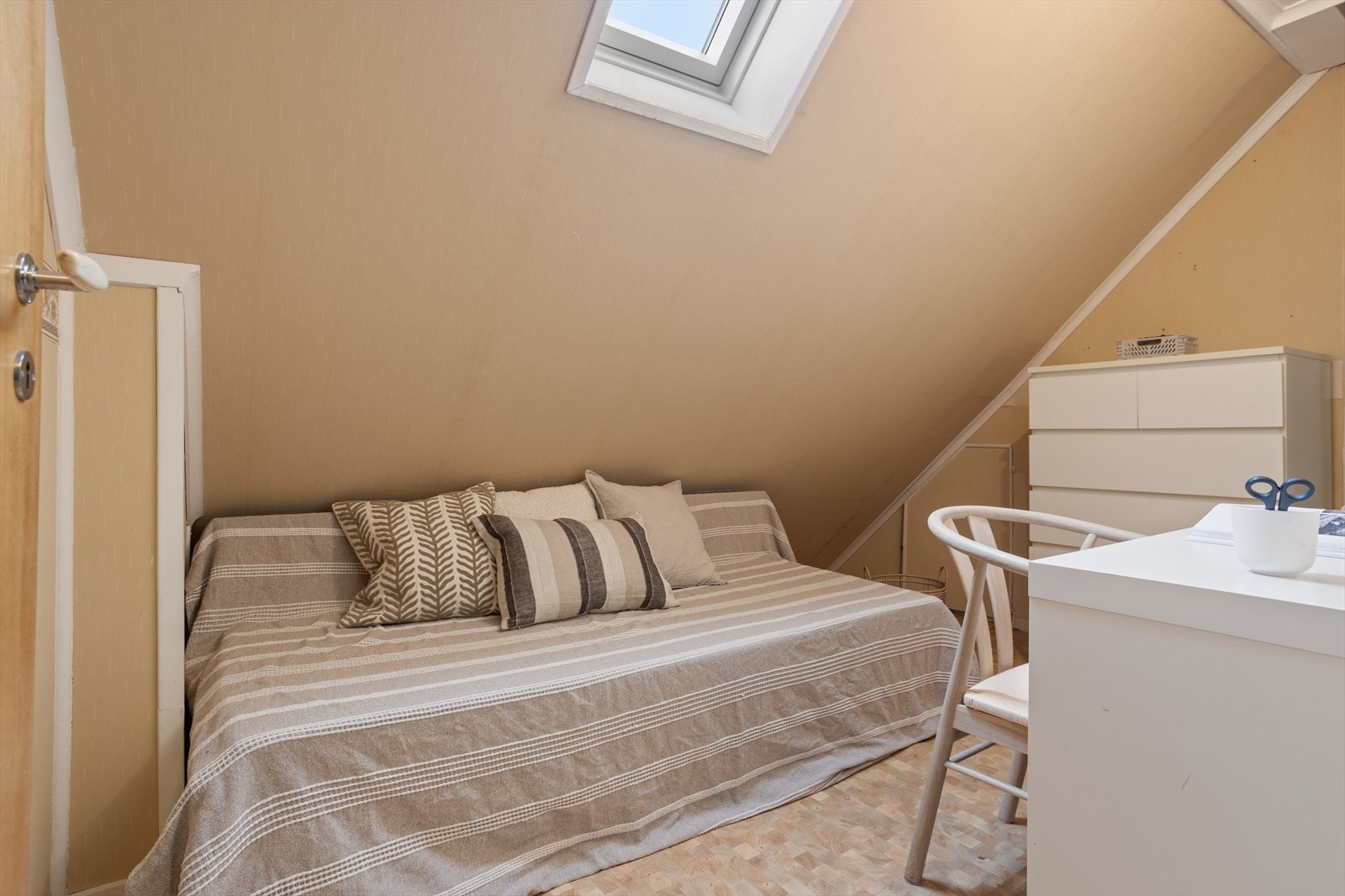 Bruksrom/bod på loftet på ca. 5,67 m², med takvindu som gir dagslys. Galleribilde