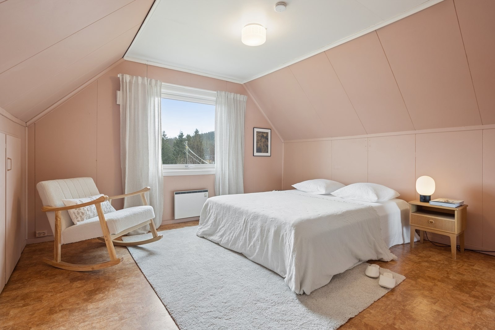 Det ene soverommet på loftet er på ca. 15 m² og har en takhøyde på ca. 2,30 meter. Galleribilde