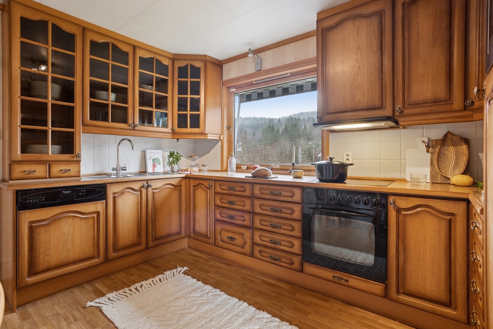 Kjøkkenet er utstyrt med integrert stekeovn, keramisk platetopp, mikrobølgeovn og oppvaskmaskin. Galleribilde