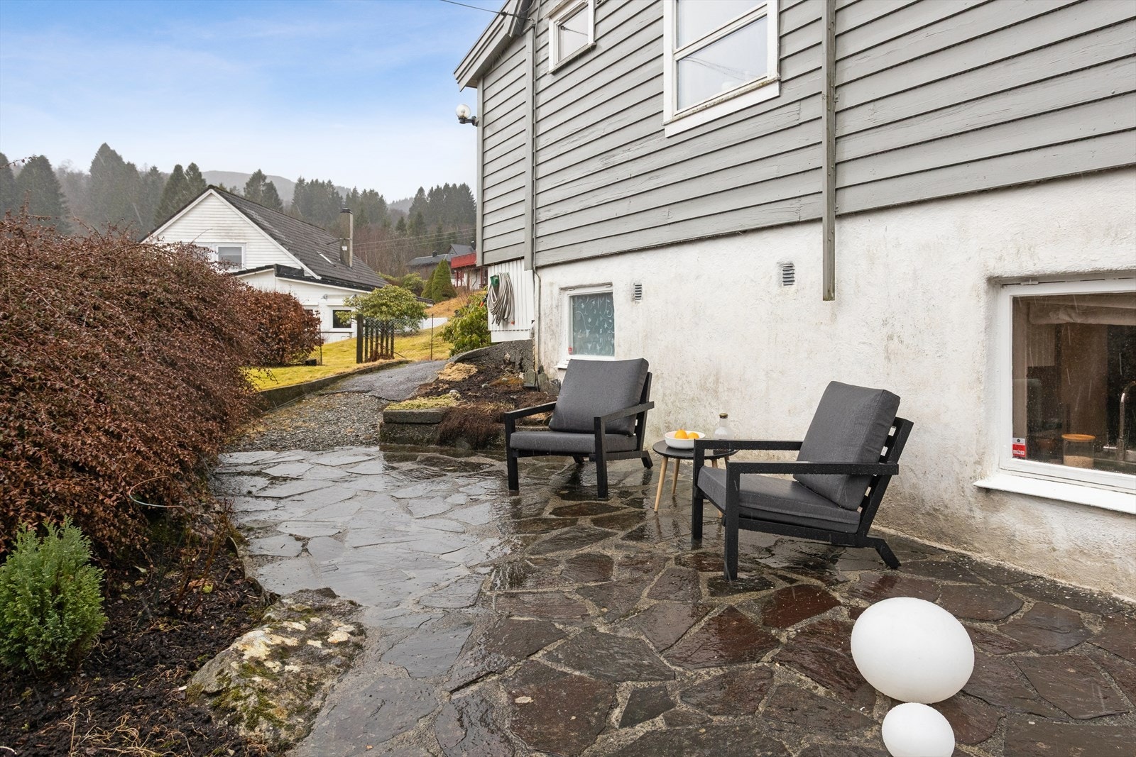 Sydøstvendt skiferplatting på ca. 18 m² - et lunt og usjenert uteområde. Galleribilde