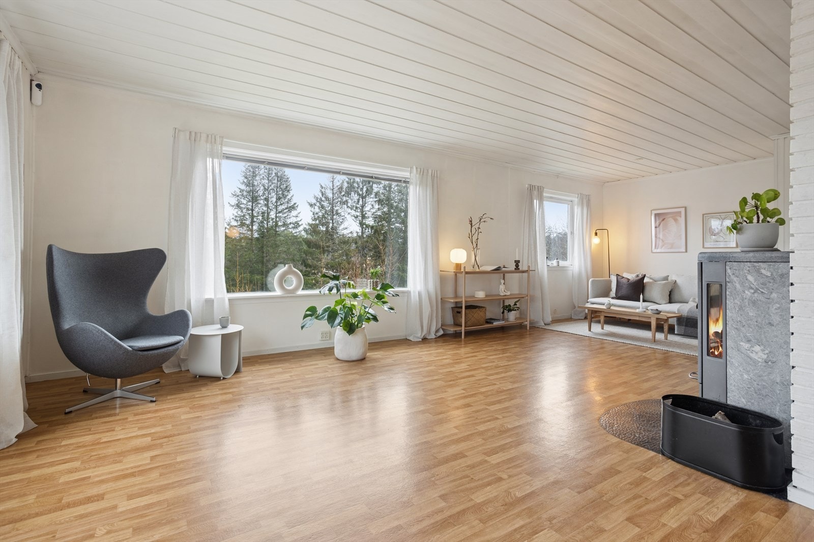 Stuen og spisestuen utgjør et stort allrom på ca. 39 m² med en peisovn som gir god varme. Galleribilde